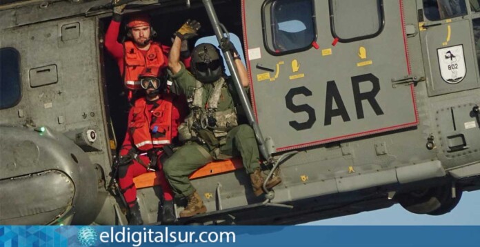 Un helicóptero HD 21 del Ejército del Aire y del Espacio ejecuta una maniobra de rescate durante la Exhibición