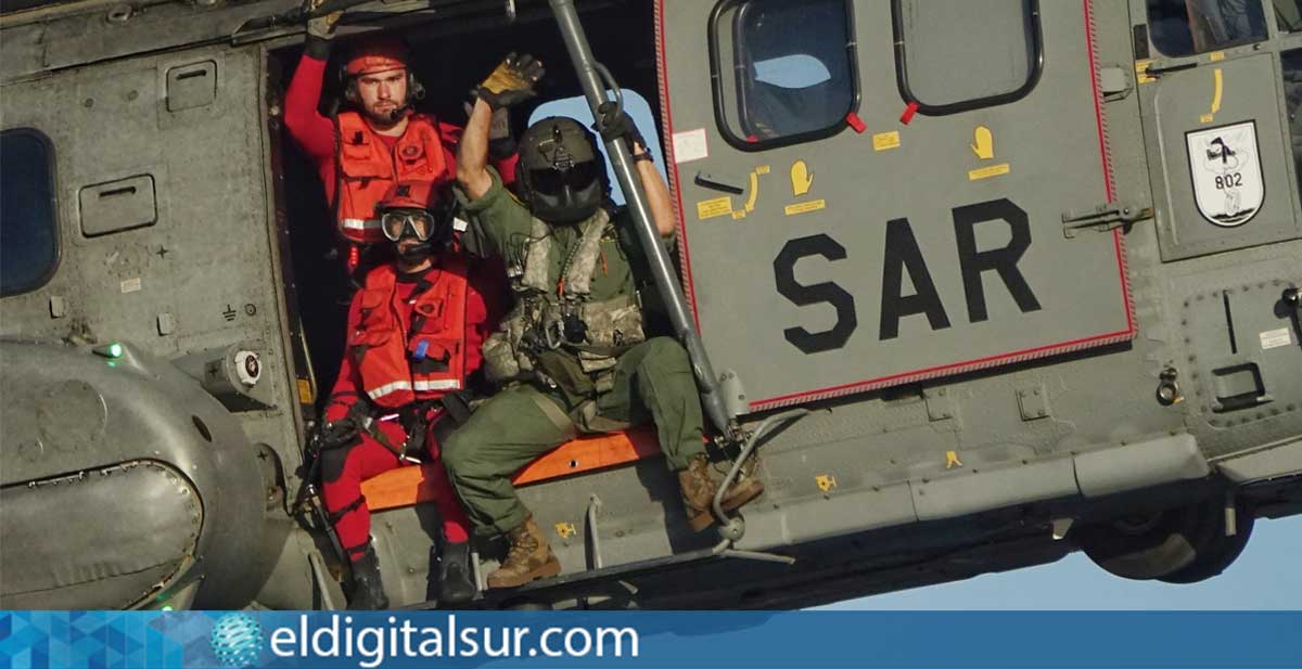 Un helicóptero HD 21 del Ejército del Aire y del Espacio ejecuta una maniobra de rescate durante la Exhibición