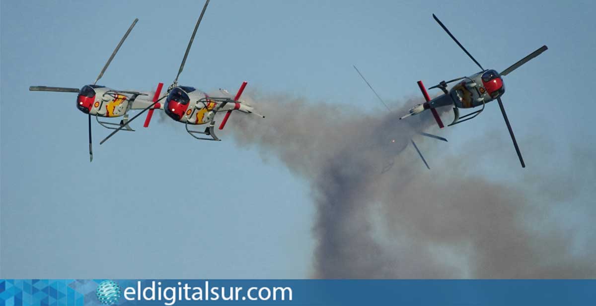 Tres helicópteros EC135 de la Guardia Civil participan en una demostración aérea