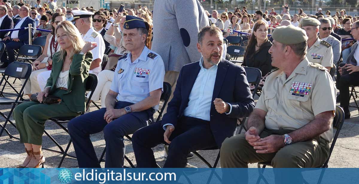El alcalde de Santa Cruz de Tenerife, José Manuel Bermúdez, y el teniente general Julio Salom Herrera, jefe del Mando de Canarias, presiden la Exhibición