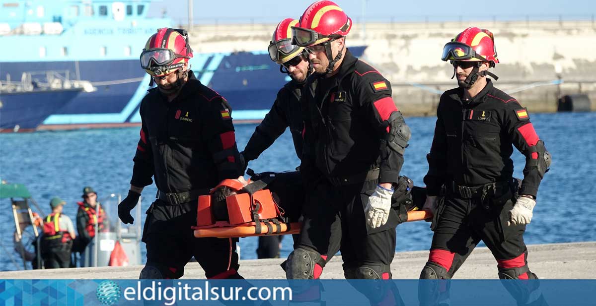 Efectivos de la Unidad Militar de Emergencias (UME) simulan una operación de búsqueda y rescate de personas heridas durante la Exhibición