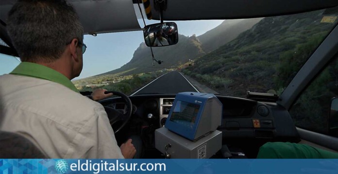 guagua de Titsa durante su recorrido por el Parque Rural de Teno