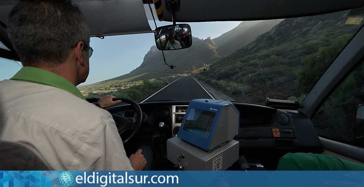 guagua de Titsa durante su recorrido por el Parque Rural de Teno