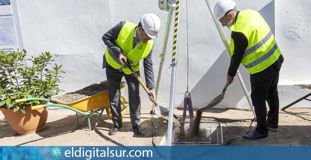 José Carlos del Castillo, director gerente del Hospital San Juan de Dios de Tenerife, y Nicolas Ploquin, CEO de Mercurius Health, durante el acto de colocación de la primera piedra del nuevo edificio asistencial