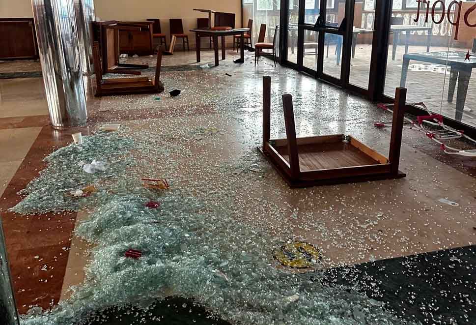 Estado actual de una de las zonas de comedor del hotel