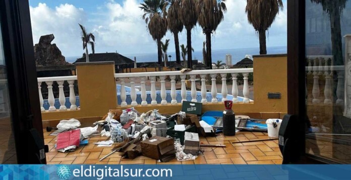 Una de las terrazas del hotel, donde además de basura, se observa una bombona de butano