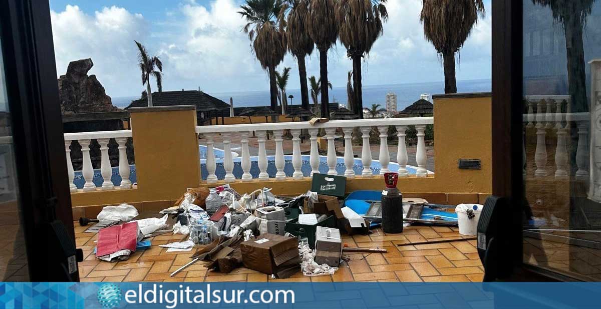 Una de las terrazas del hotel, donde además de basura, se observa una bombona de butano