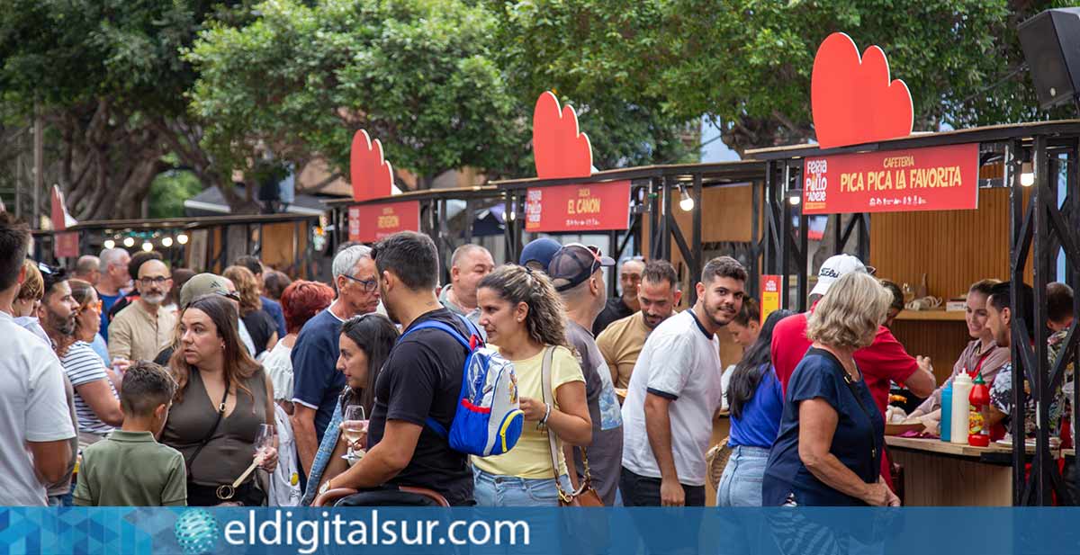 Miles de personas disfrutaron la primera Feria del Pollo en Adeje con música en vivo y propuestas gastronómicas de 9 establecimientos