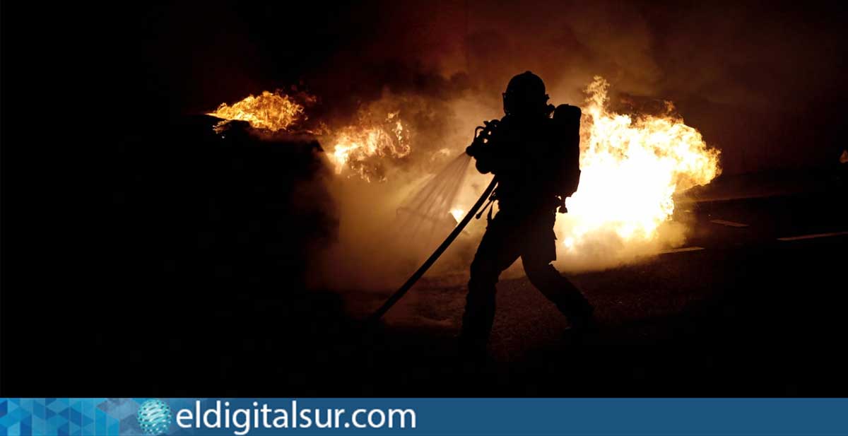 Los bomberos del parque de Güímar sofocaron el incendio de dos contenedores de basura en Candelaria, cuyas llamas alcanzaron a dos vehículos estacionados cerca