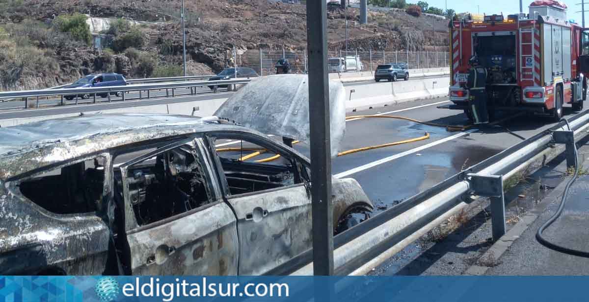 Bomberos extinguiendo el incendio de un coche en la TF-1