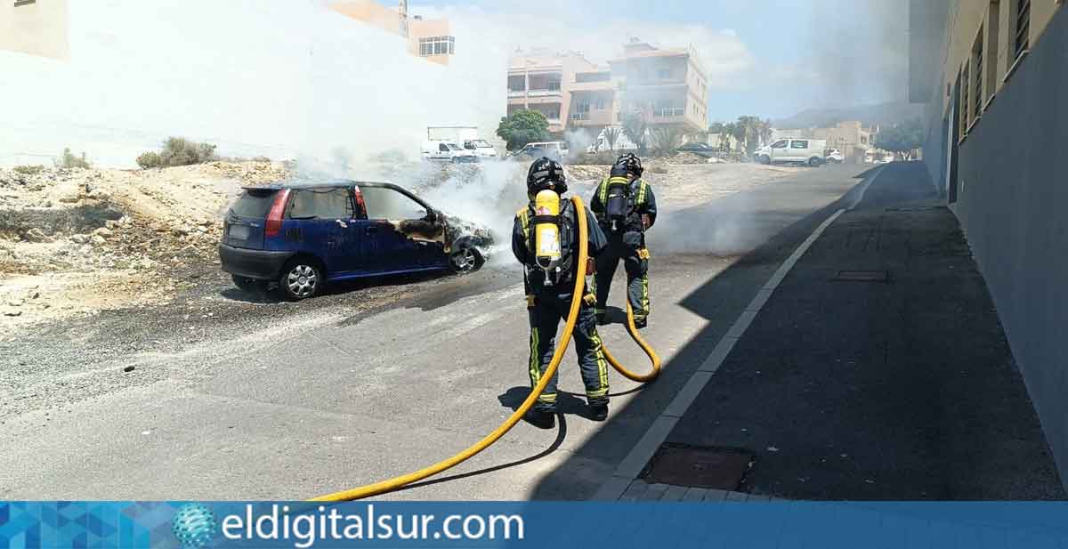 Sofocando el incendio de un vehículo en San Isidro / Bomberos de Tenerife