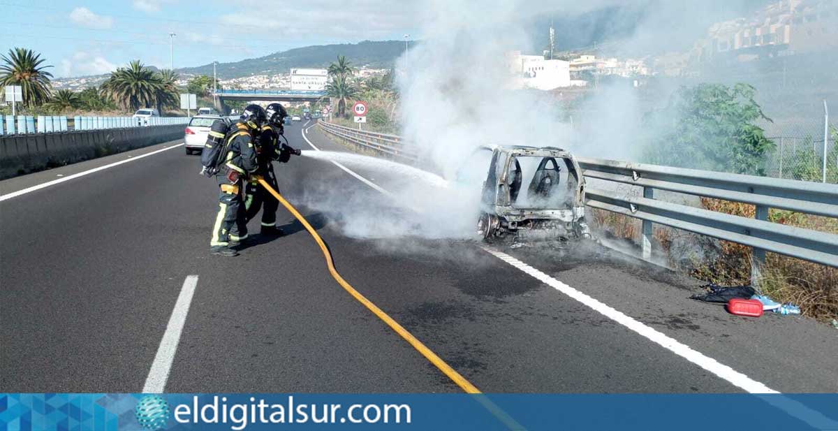 El vehículo ardió por completo en la TF-5, a la altura de Santa Úrsula, y fue extinguido por los bomberos de La Orotava.
