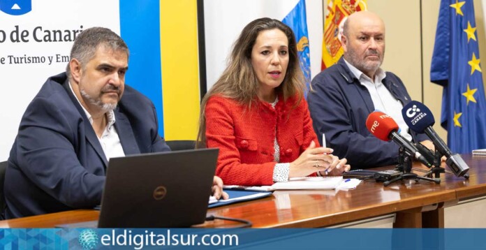 La consejera Jéssica de León, el director general de Trabajo José Ramón Rodríguez y el director de Icasel Elirerto Galván durante la presentación del segundo estudio sobre condiciones ergonómicas y psicosociales en el sector hotelero de Canarias