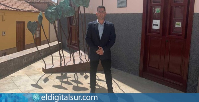 Jesús Quijada, en el exterior de la Biblioteca Municipal