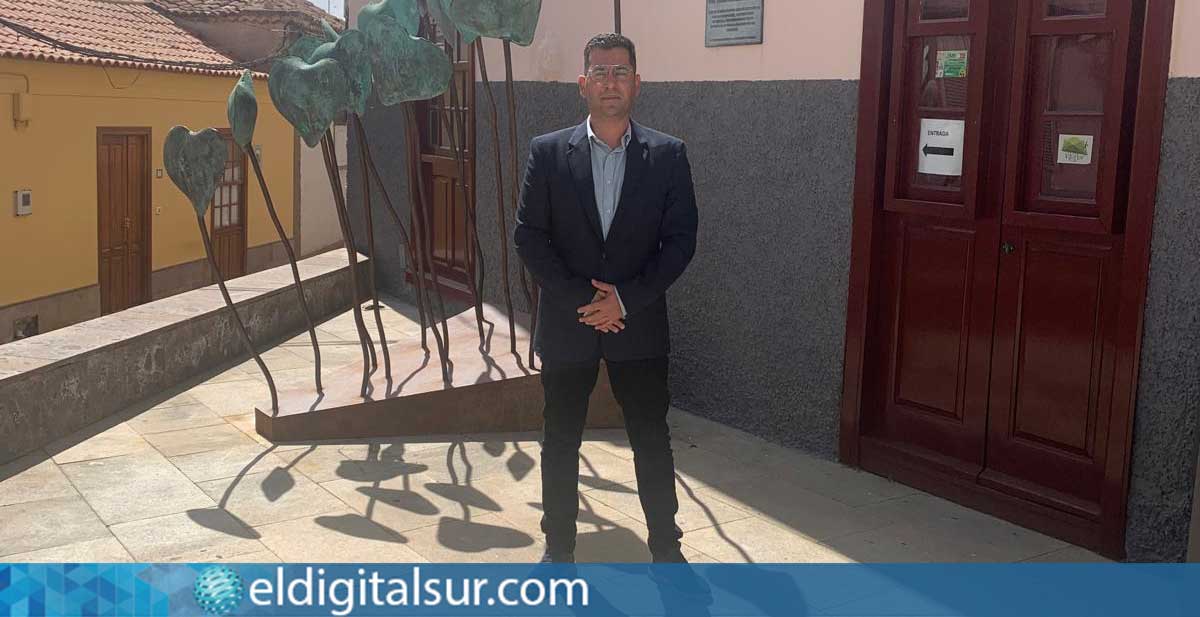 Jesús Quijada, en el exterior de la Biblioteca Municipal