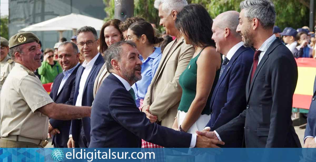 El alcalde José Manuel Bermúdez y el teniente general Julio Salom Herrera se saludan durante el acto oficial de izado solemne de la Bandera Nacional en Santa Cruz de Tenerife