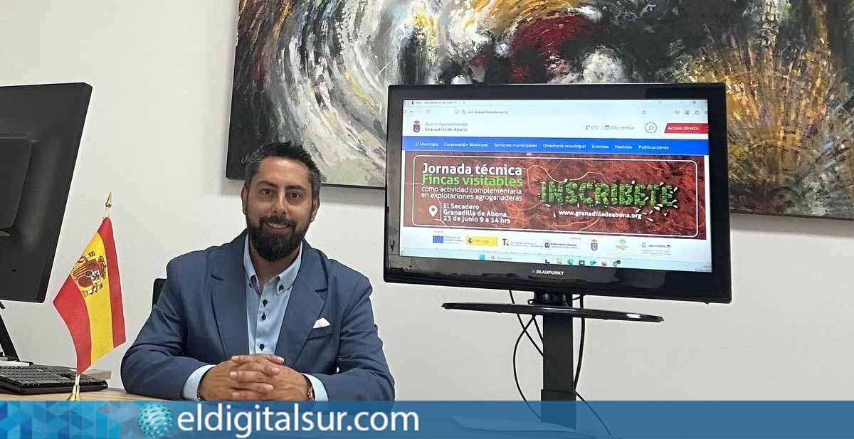 José Sanabria, concejal de Nuevas Tecnologías de Granadilla de Abona, junto a una imagen de la actual página web municipal
