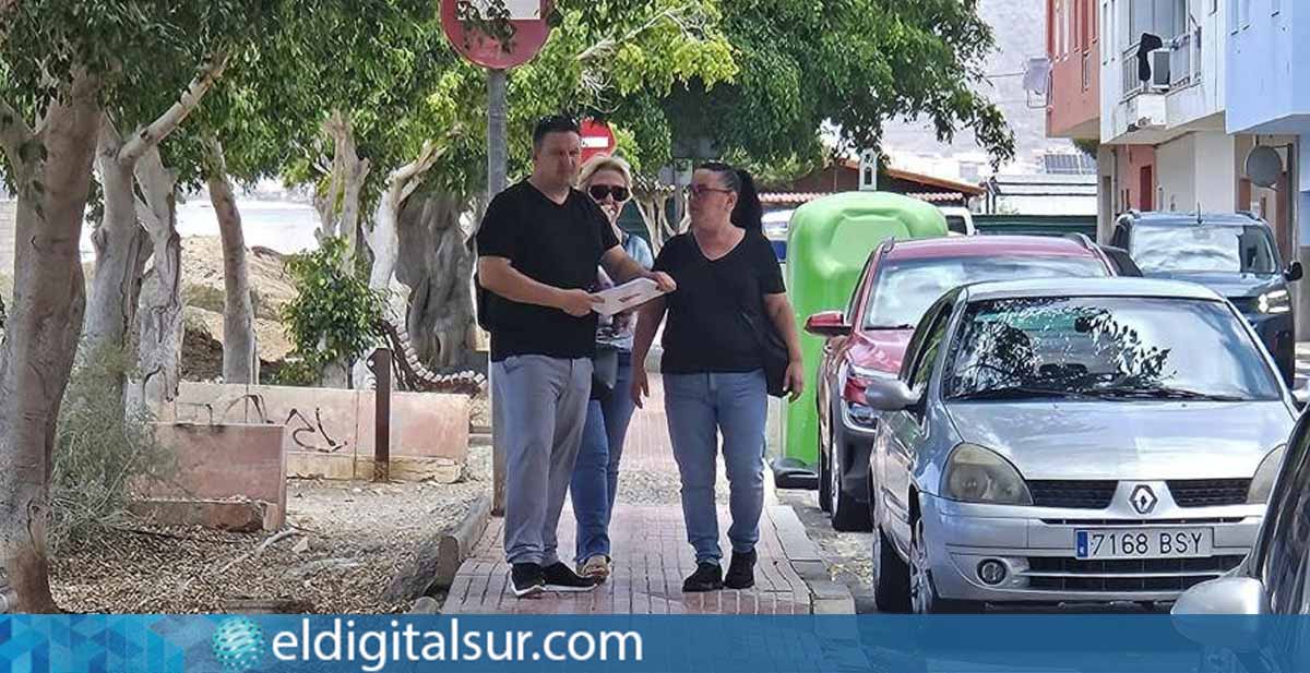 José Julián Mena, conversa con residentes de El Fraile afectados por la falta de presión en el suministro