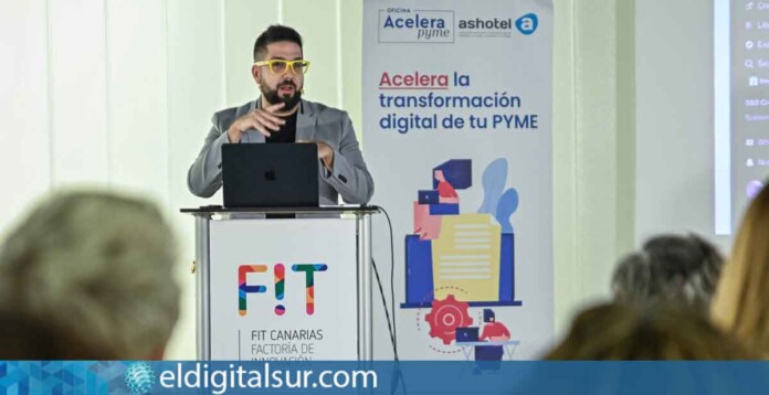 JotayPunto, conductor de la clausura de la Oficina Acelera pyme Ashotel, en una jornada anterior