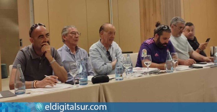Representantes sindicales durante la reunión de la Mesa Sindical de Hostelería en Tenerife