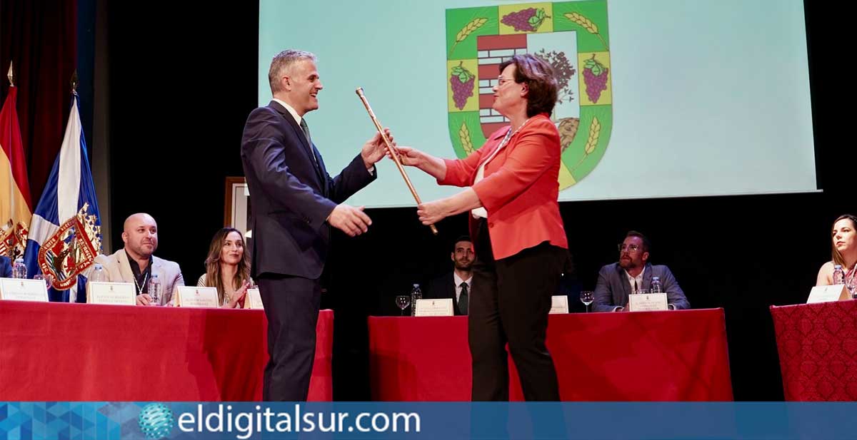 Momento del intercambio del bastón de mando entre la alcaldesa saliente y Norberto Padilla, nuevo alcalde de Tegueste