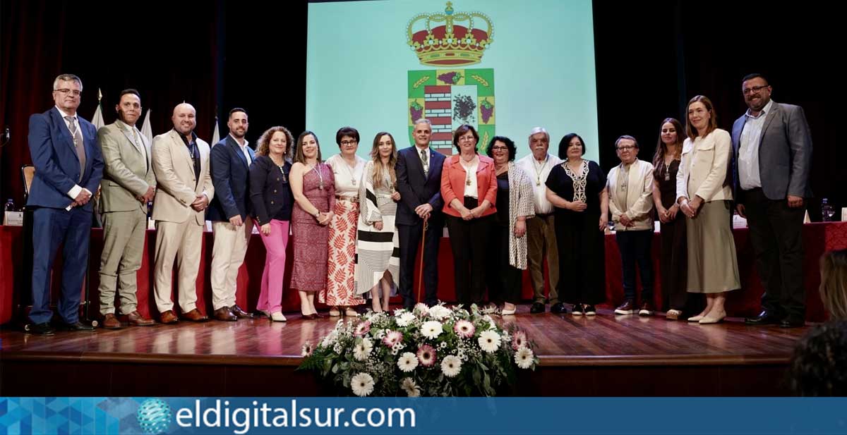 Foto de grupo con el nuevo alcalde Norberto Padilla, la alcaldesa saliente y los concejales del Ayuntamiento de Tegueste