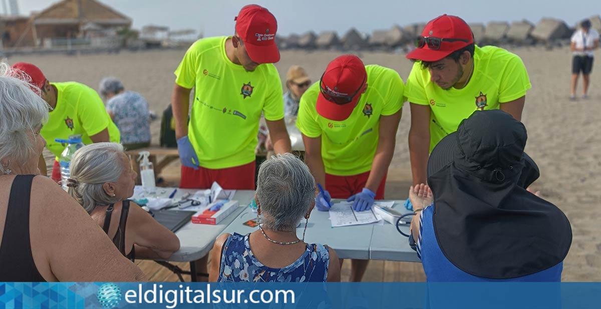 Alumnos del PFAE Arona acompañan a profesionales municipales en la vigilancia y apoyo a mayores en Playa de Las Vistas