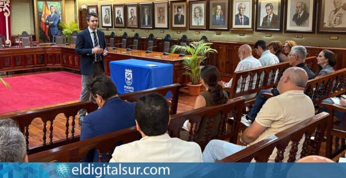 Pedro Antonio Campos, concejal de Hacienda de Puerto de la Cruz, durante la presentación de la nueva unidad de facturación