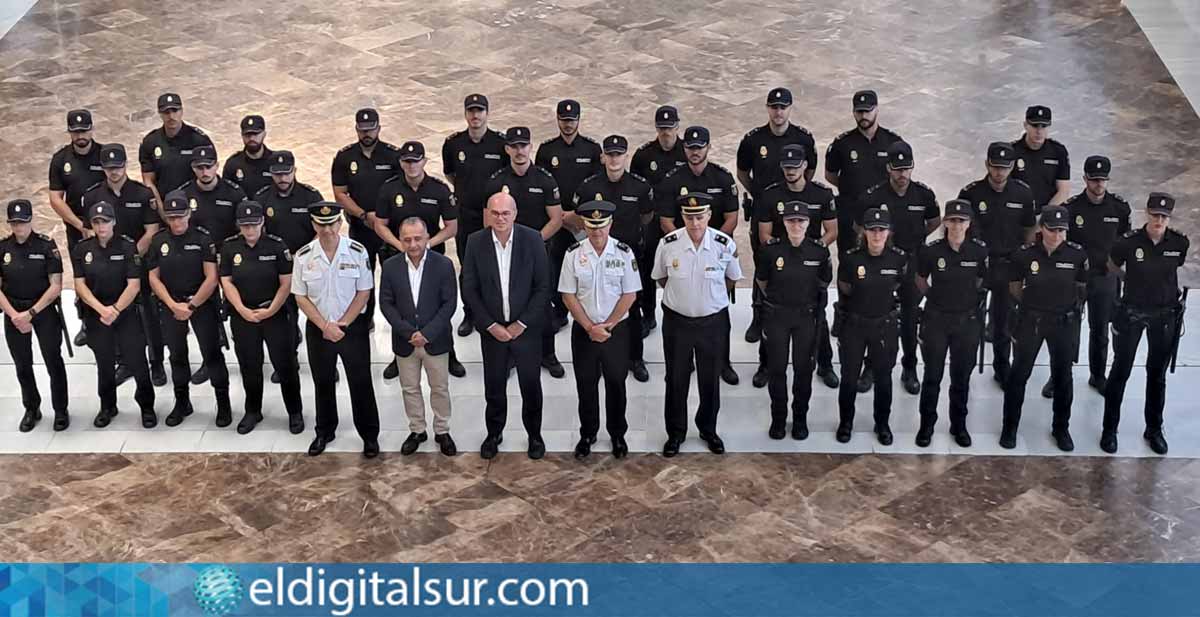 Los nuevos efectivos policiales listos para su despliegue en el Puesto Fronterizo del Aeropuerto Sur y Santa Cruz de Tenerife