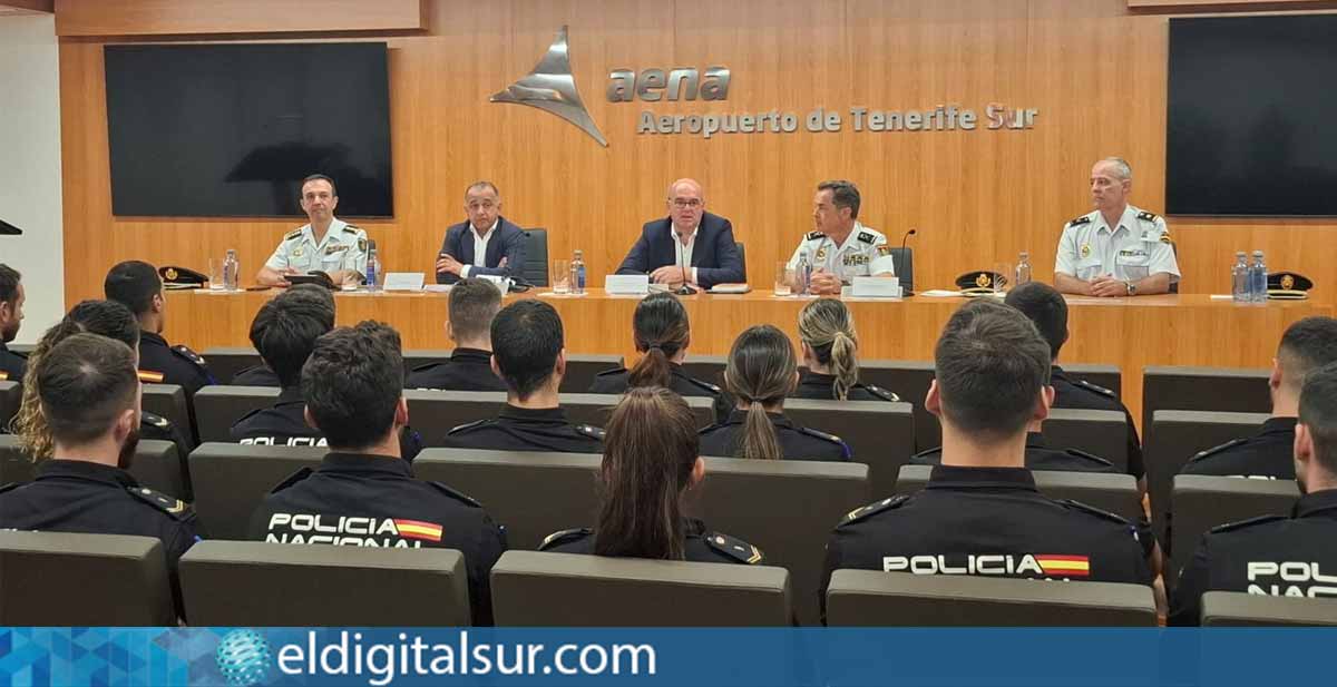 Agentes de Policía Nacional recién incorporados durante la presentación oficial en el Aeropuerto de Tenerife Sur