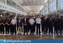 Nuevos agentes de Policía Nacional posan durante el acto de presentación en el Aeropuerto de Tenerife Sur