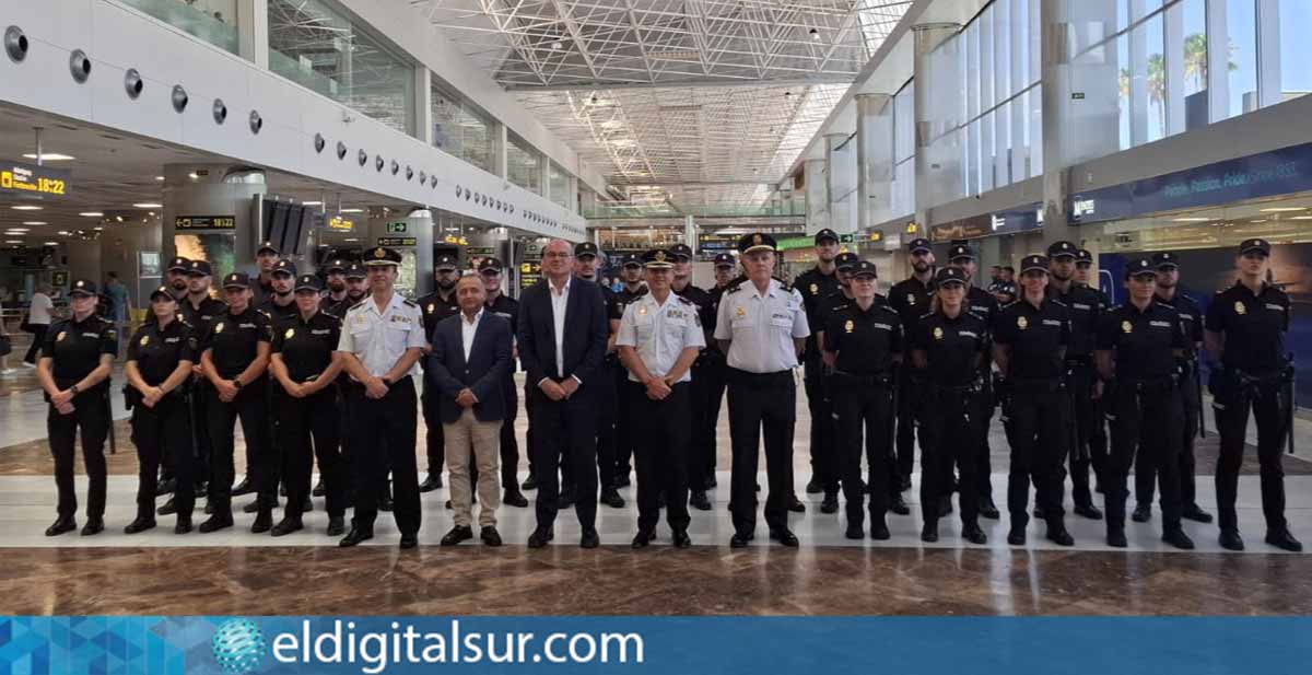 Nuevos agentes de Policía Nacional posan durante el acto de presentación en el Aeropuerto de Tenerife Sur