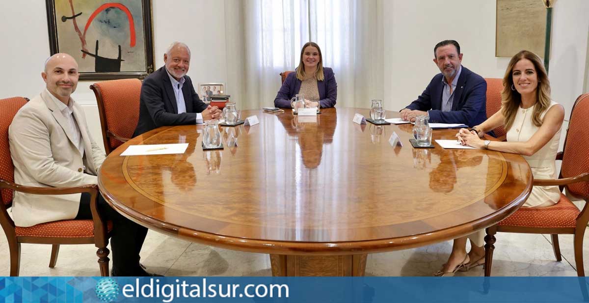 Reunión entre representantes de HiperDino y el Govern balear