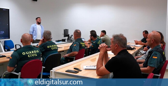 Agentes de SEPRONA y técnicos de Cultura del Gobierno de Canarias en la jornada de formación para proteger el patrimonio cultural