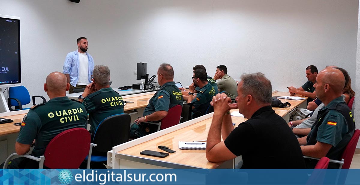 Agentes de SEPRONA y técnicos de Cultura del Gobierno de Canarias en la jornada de formación para proteger el patrimonio cultural