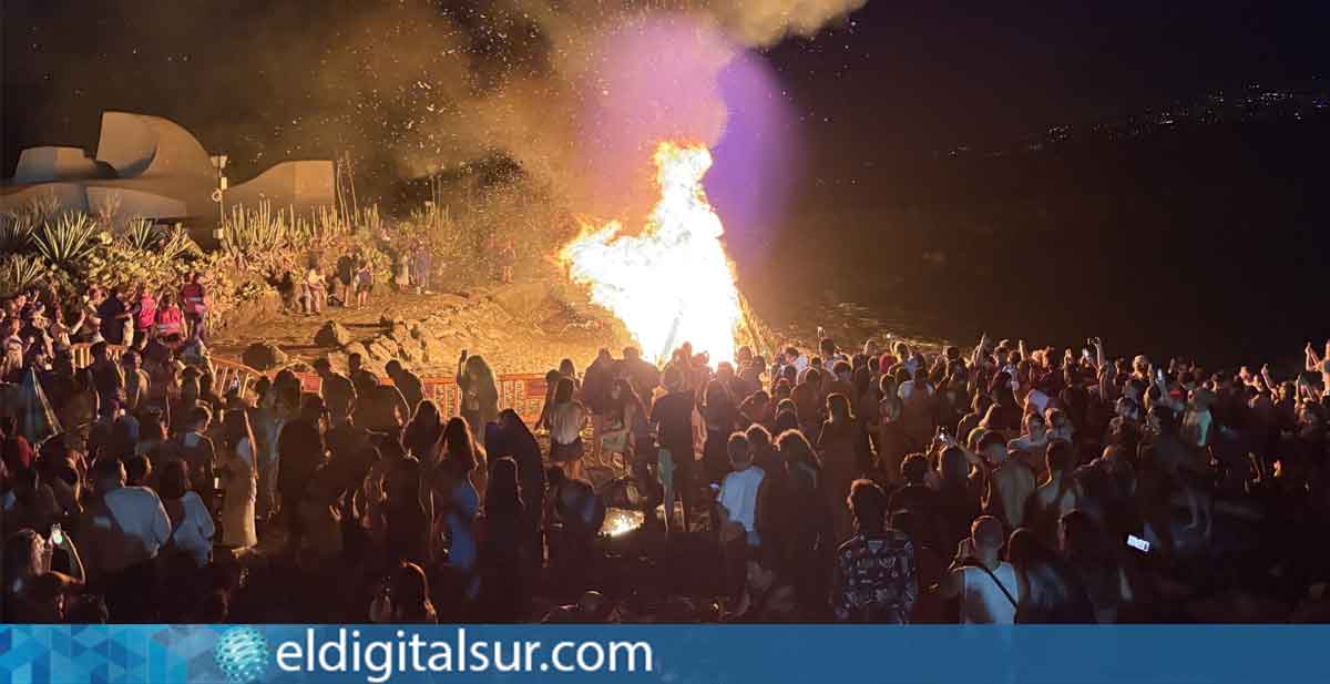 Hoguera encendida en la playa durante la celebración de la Noche de San Juan en Puerto de la Cruz