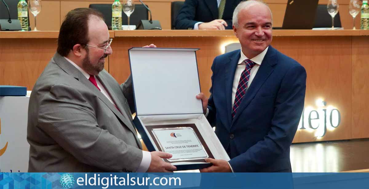 José Alberto Díaz-Estébanez, concejal de Hacienda de Santa Cruz de Tenerife, recibe el reconocimiento de la Fundación para el Avance de la Libertad en un acto celebrado en Badajoz