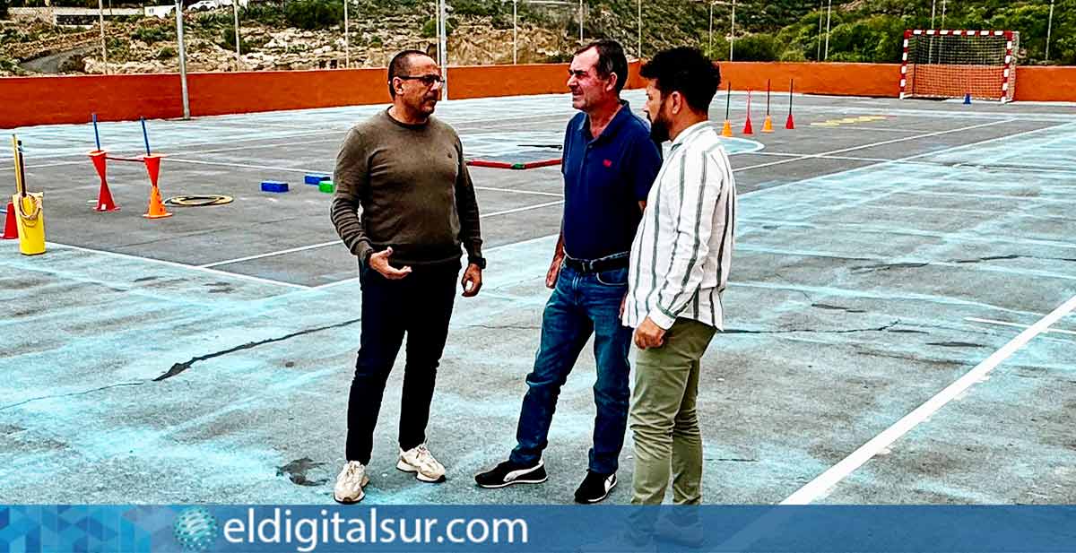 Marcos Antonio Rodríguez y Fredi Oramas en las instalaciones del polideportivo de Chiñama