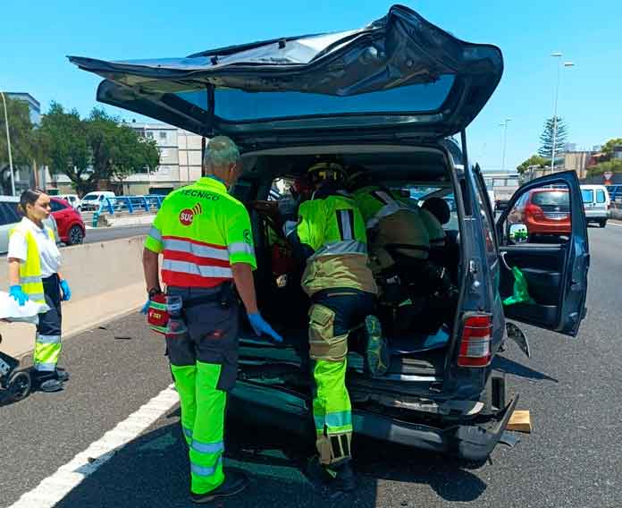 Bomberos excarcelando a una persona atrapada tras un accidente en la TF-5