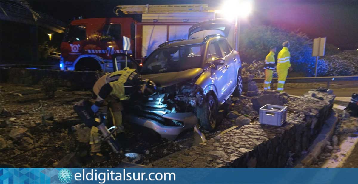 Personal de emergencias atiende en el lugar del siniestro en la TF-5, movilizando recursos para asistir a los heridos / Bomberos de Tenerife