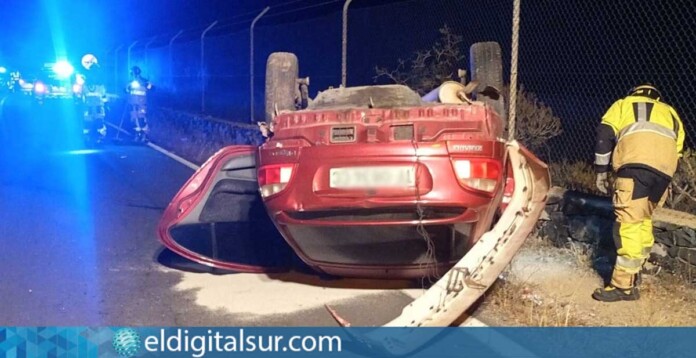 accidente-de-tráfico-tenerife-190625 Imagen del vehículo volcado en Arona, donde los bomberos neutralizaron el vertido con arena absorbente