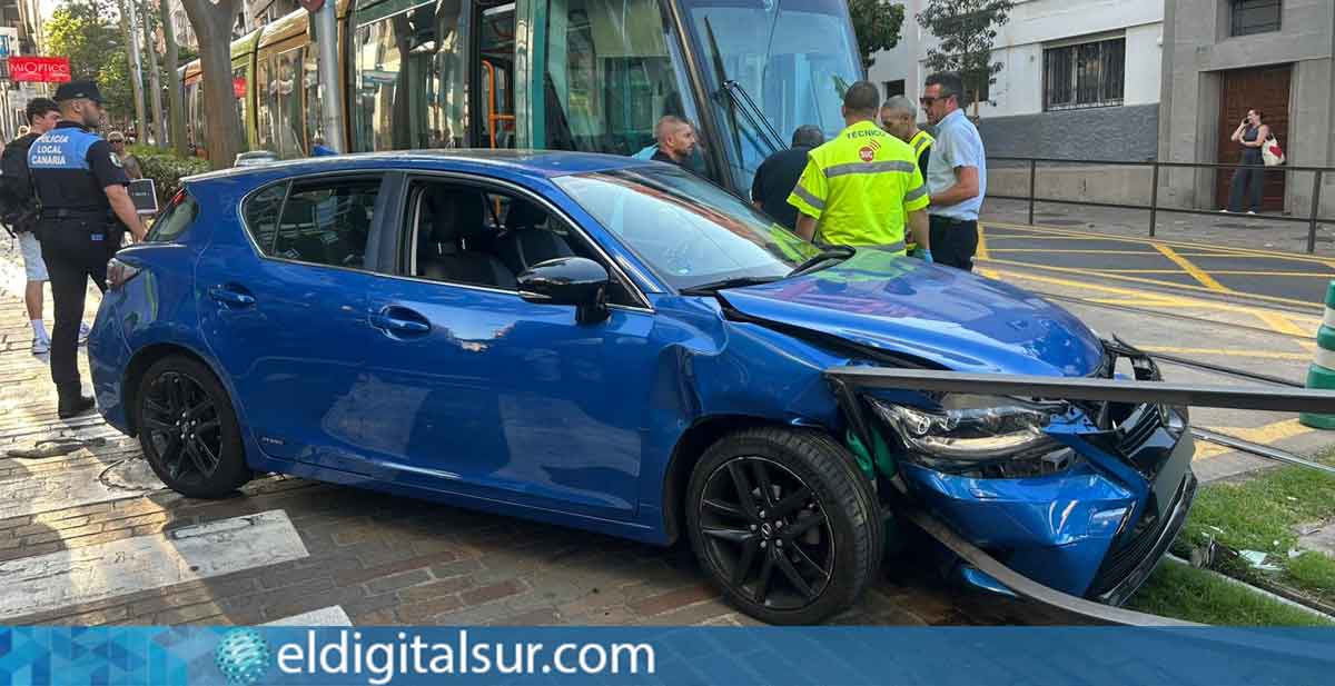 Accidente de tráfico en la calle Iriarte con Rbla. de Pulido en Santa Cruz de Tenerife