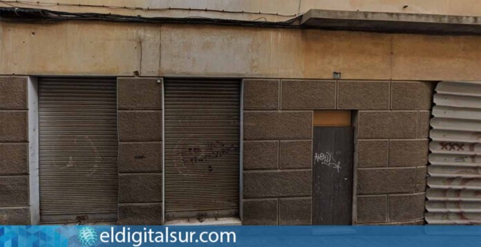 Antiguas cocheras en la calle San Martín, cuyo espacio será demolido y acondicionado para crear 70 nuevas plazas de aparcamiento en El Toscal
