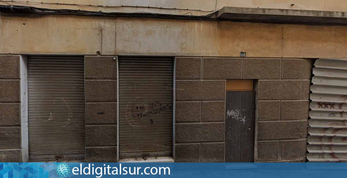 Antiguas cocheras en la calle San Martín, cuyo espacio será demolido y acondicionado para crear 70 nuevas plazas de aparcamiento en El Toscal