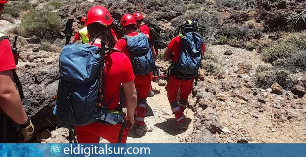 Bomberos de La Orotava y efectivos de Cruz Roja portean a un hombre fatigado durante una ruta en el Parque Nacional del Teide