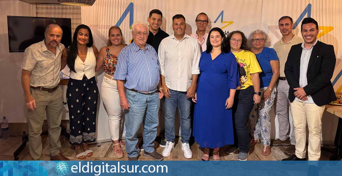 Oliver Tacoronte Ramos junto a parte del equipo de la nueva ejecutiva local de Coalición Canaria en Adeje, tras su reelección como secretario general