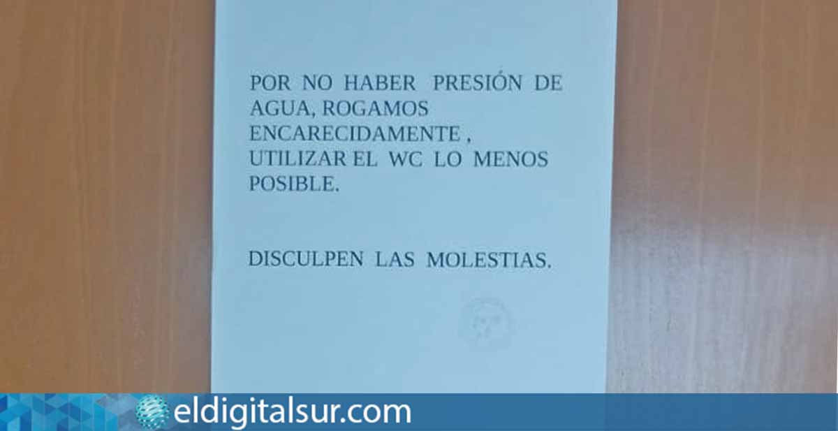 Cartel informativo del centro de salud que alerta sobre las restricciones temporales en el uso del agua por problemas de suministro
