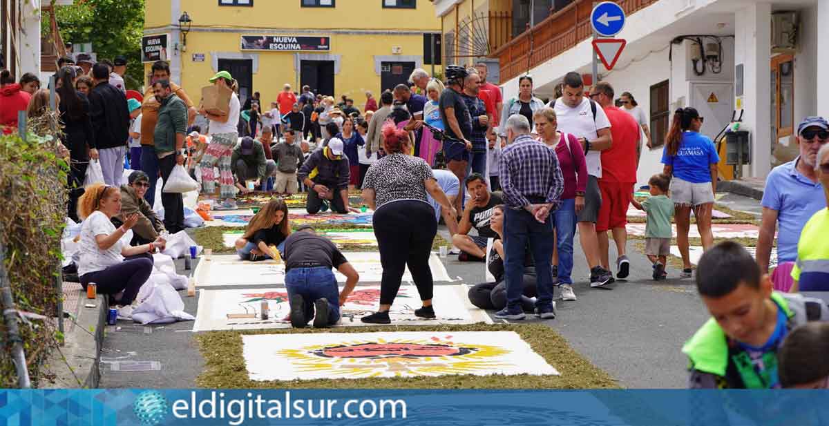 Vecinos de Tacoronte participan en la elaboración de las alfombras en celebración del Corpus Christi