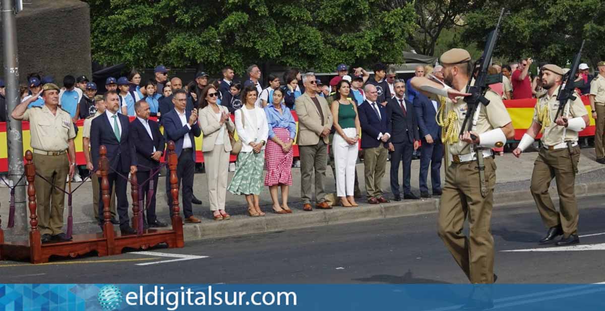 Momento del izado solemne de la Bandera Nacional en Santa Cruz de Tenerife