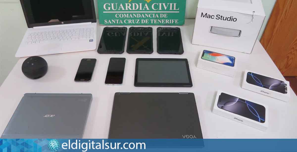 Dispositivos electrónicos de alta gama recuperados por la Guardia Civil tras la detención del empleado acusado de apropiación indebida.